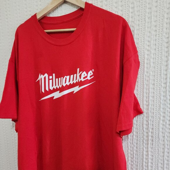 Milwaukee Men's Crewneck Graphic Tee in Red Size XXL - Picture 6 of 10